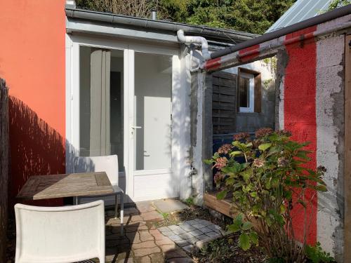 Taman di luar ECO STUDIOS mezzanine wifi piscine stationnement gratuit terrasse dans jardin