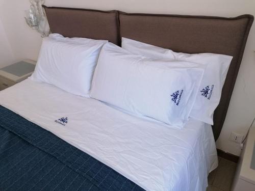 アルカモにあるBlu Corallo Villaのベッド(白いシーツ、枕付)