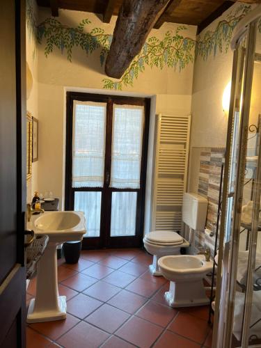 uma casa de banho com 2 lavatórios e 2 WC em TENUTA VALMINIER em Villanova dʼAsti