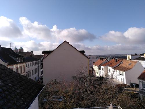 a view of a city with buildings and roofs at Gemütliche Wohnung zentrumsnah in Pirmasens