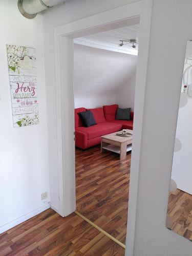 a living room with a red couch in a room at Gemütliche Wohnung zentrumsnah in Pirmasens