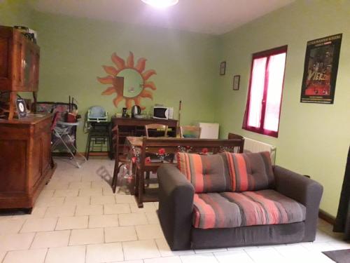 un salon avec un canapé et une table dans l'établissement Au Grand Pré, à Theillay