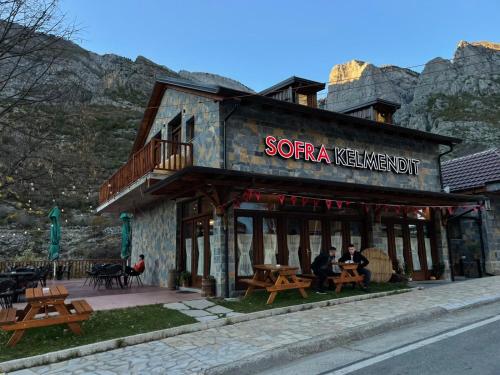 un restaurante con gente sentada en las mesas frente a él en Sofra Kelmendit, en Tamarë