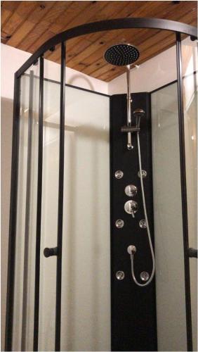 une douche avec un pommeau de douche et quelques verres dans l'établissement Studio hypercentre à 2 pas de la gare Appt n°1, à Agen