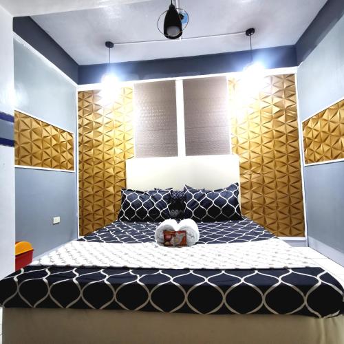 Un dormitorio con una cama con un osito de peluche. en Cabantuan City PNY TRANSIENT INN 5, en Cabanatúan