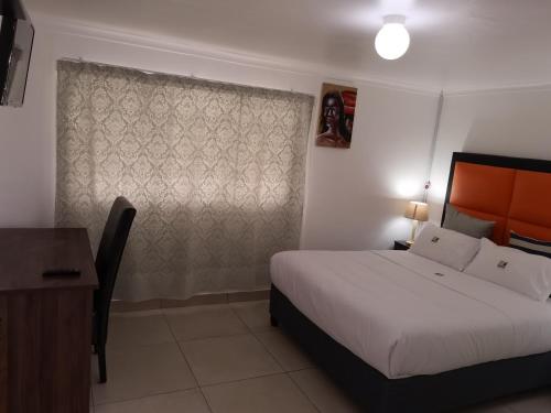 Una cama o camas en una habitación de 18 on sherlock