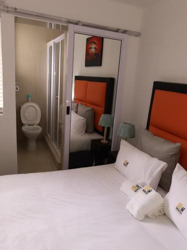 Una cama o camas en una habitación de 18 on sherlock