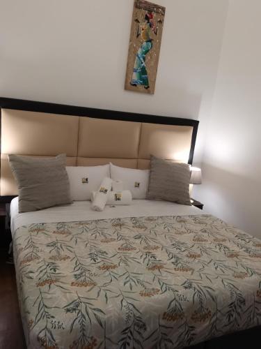 Una cama o camas en una habitación de 18 on sherlock