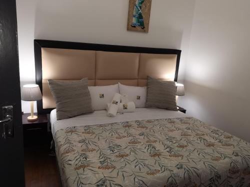 Una cama o camas en una habitación de 18 on sherlock