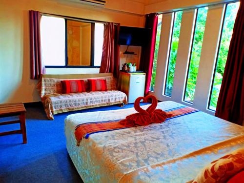 廊开Sofa Gallery Hotel的一间卧室配有一张红色带子的床