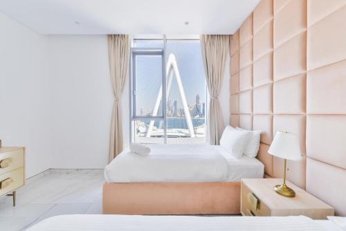 una camera d'albergo con due letti e una finestra di Island Paradise - Stylish 2BR on Bluewaters Island a Dubai