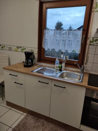 Η κουζίνα ή μικρή κουζίνα στο Ferienwohnung Borchert