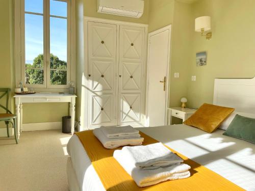 a bedroom with a bed with towels on it at La Mélanotte in Toulouse