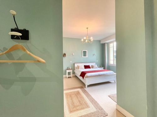 a bedroom with a bed and a green wall at La Mélanotte in Toulouse