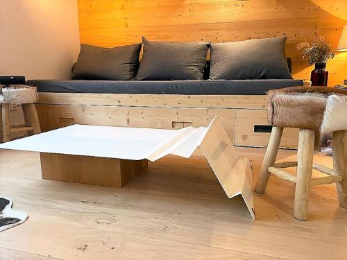 - un salon avec un canapé et une table dans l'établissement 