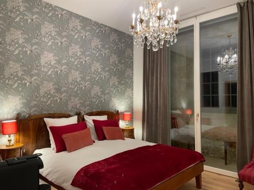 Una cama o camas en una habitación de Château de Mathod Chambres d'hôtes