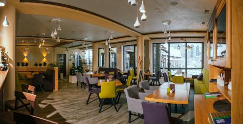 Whiteberry hotel tesisinde bir restoran veya yemek mekanı