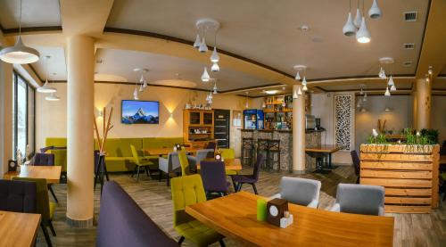 un comedor con mesas y sillas y una cafetería en Whiteberry hotel, en Bukovel