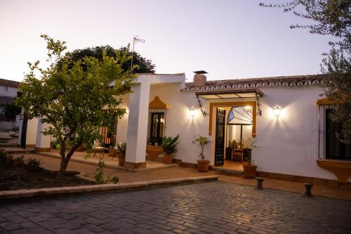 a villa with a courtyard and a driveway at El Molino del Huertezuelo in La Palma del Condado