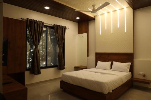 Ένα ή περισσότερα κρεβάτια σε δωμάτιο στο Mahalaxmi Executive