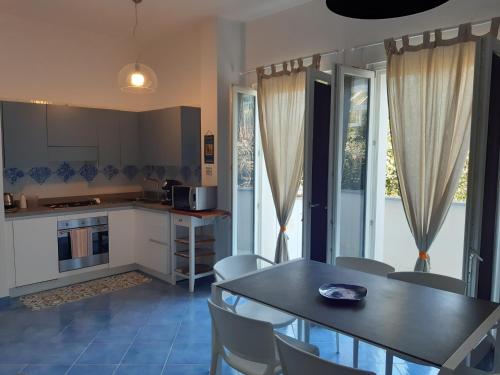 een keuken en eetkamer met een tafel en stoelen bij Chiara's apartment Procida in Procida