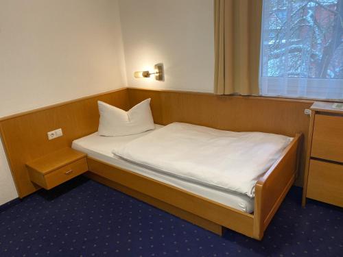 Ένα ή περισσότερα κρεβάτια σε δωμάτιο στο Hotel Rosengarten Tuttlingen