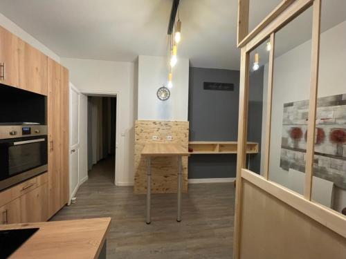 een keuken met een tafel en een aanrecht bij Logement entier: Appartement avec Terrasse Quartier de la Gare in Amboise
