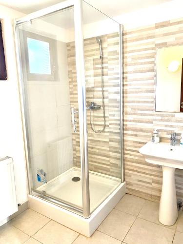 a bathroom with a shower and a sink at Vila Monica in Bran