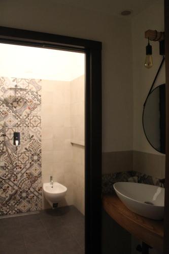 a bathroom with a tub and a sink and a toilet at Agriturismo Podere I' Caldino in Troghi