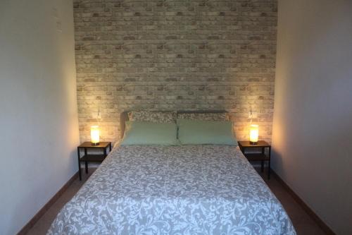 1 dormitorio con 1 cama con 2 lámparas en ambos lados en Agriturismo Podere I' Caldino, en Troghi