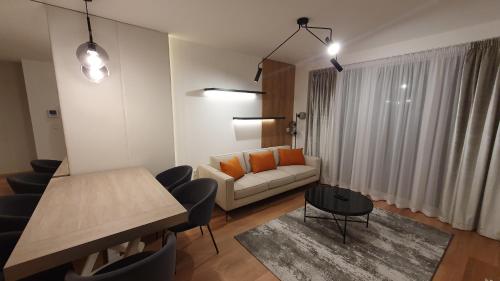 sala de estar con sofá y mesa en Napfény Resort Exclusive, en Balatonlelle