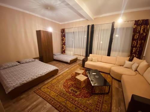 sala de estar con sofá y cama en Aldi en Sarajevo
