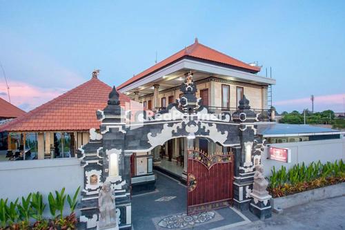 una casa con una puerta delante de ella en Wita Homestay Berawa en Canggu