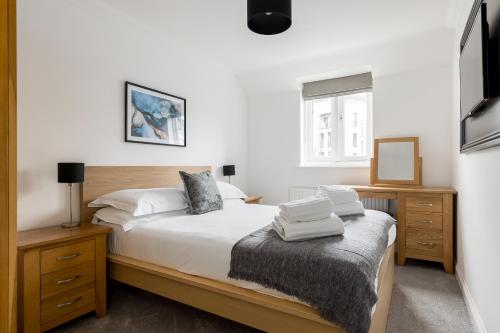 A bed or beds in a room at Magnolia House