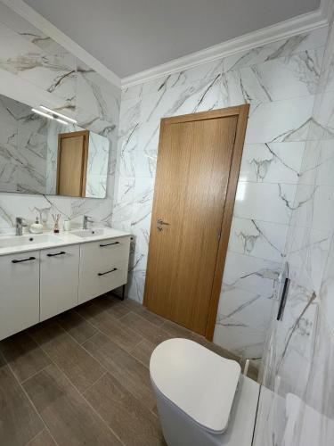 a bathroom with a toilet and a sink at Alojamento King´s Village in Albufeira
