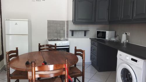 Dapur atau dapur kecil di F4 dans maison au calme près du centre de Chalons en champagne