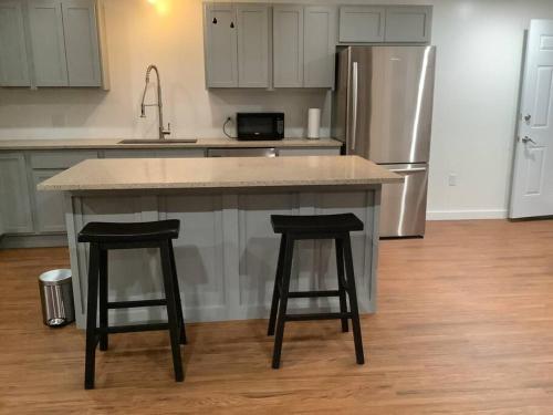 A cozinha ou kitchenette de Lovely 1-Bedroom Apartment in Fredericton South.