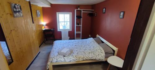 a small room with a bed and a window at Studio hypercentre à 2 pas de la gare. Appart n°3 in Agen