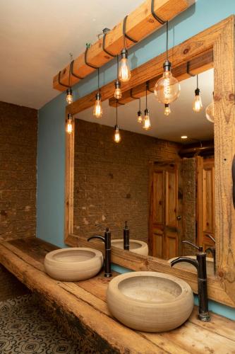 a bathroom with two sinks and a large mirror at Gran Hotel El Encanto in San Cristóbal de Las Casas