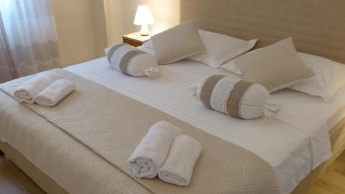 - un lit blanc avec des serviettes et des oreillers dans l'établissement LoreMi apartment Pisak, à Pisak