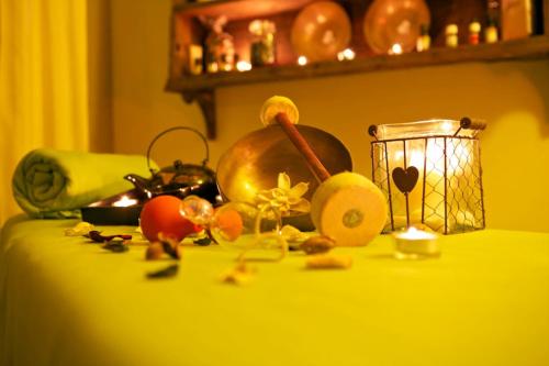 a table with fruits and a lamp on it at Hotel La Chance in Pila