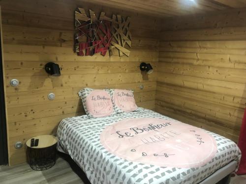 Tempat tidur dalam kamar di Love Chalet