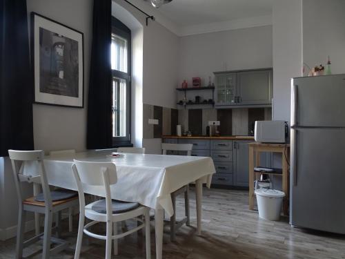 Óváros Apartmanにあるキッチンまたは簡易キッチン