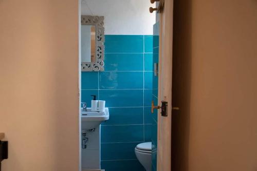 een blauwe badkamer met een toilet en een wastafel bij Cozy Dante's Apartment in Florence