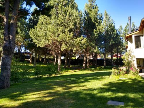 Jardín al aire libre en Casa de Lujo La Aldea Bariloche
