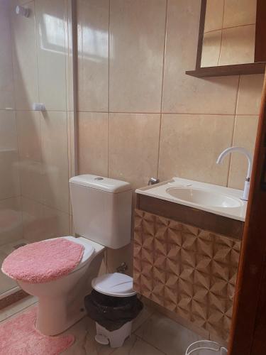 a bathroom with a toilet and a sink at Apartamento rústico in Cabo Frio