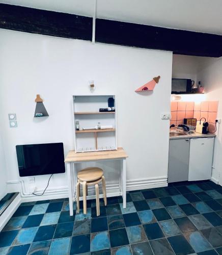 une petite cuisine avec une table et une chaise dans l'établissement Studio Centre Historique Toulouse Saint Etienne, Carmes, à Toulouse