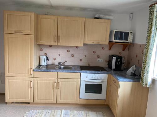 Kuchyň nebo kuchyňský kout v ubytování Ferienwohnung Pyhrgasblick