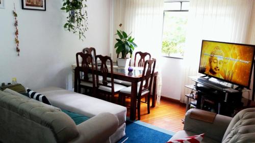 - un salon avec un canapé et une table à manger dans l'établissement Acomodação-Viasoft-UP-Ecoville-INC-FioCruz-CIC, à Curitiba