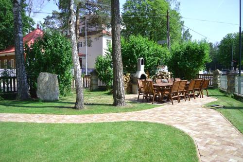 a patio with a table and chairs in a yard at Splavský zámeček in Staré Splavy